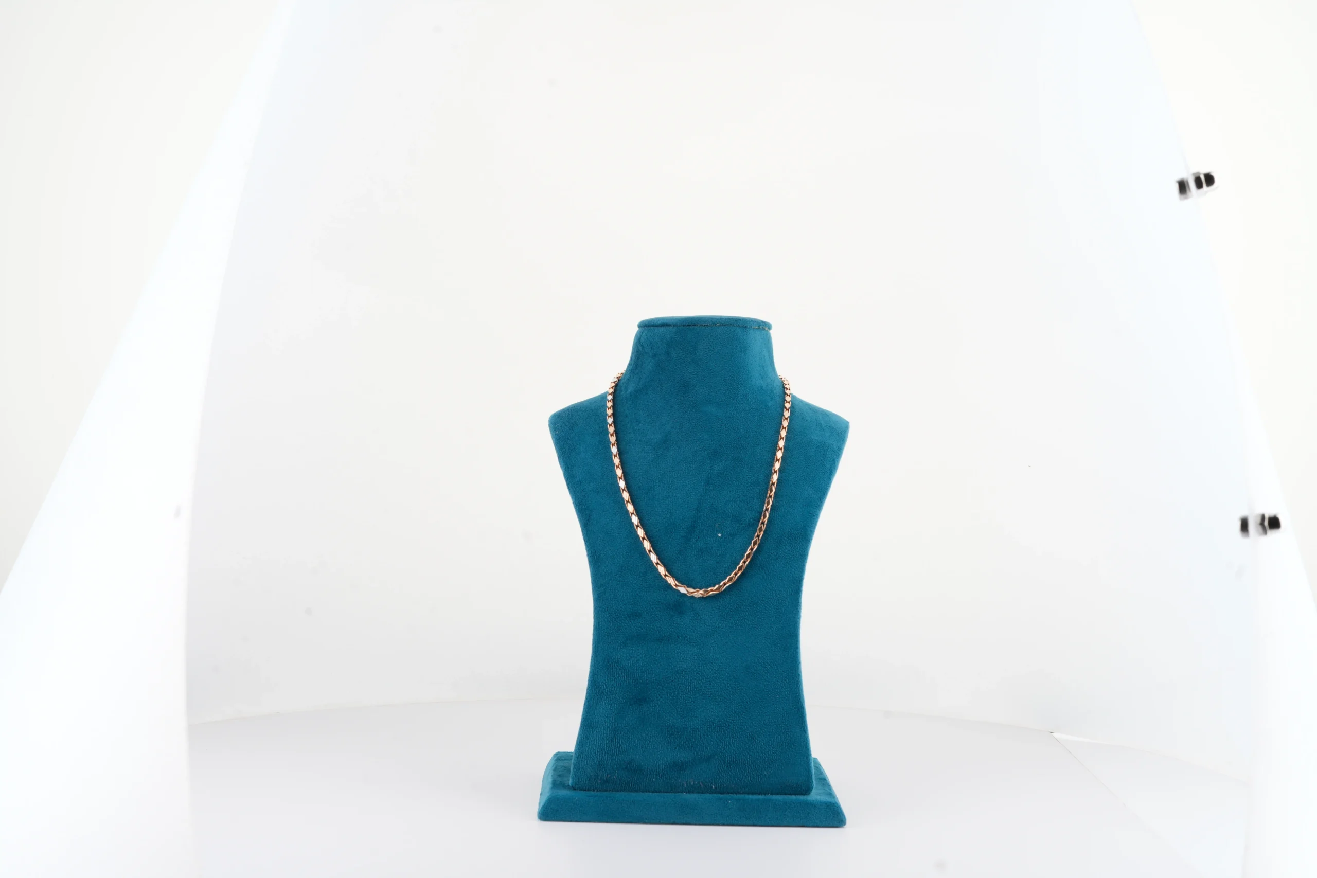 Elegant Gold Twisted Chain - Image 3